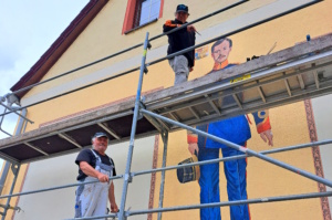 Der Künstler und Historienmaler Volker Pohlenz (r.) sowie Malermeister Bernd Aurig (l.) brachten Mori Ogai an die Hauswand der „Goldenen Sonne.“ Foto: Regina Lamik