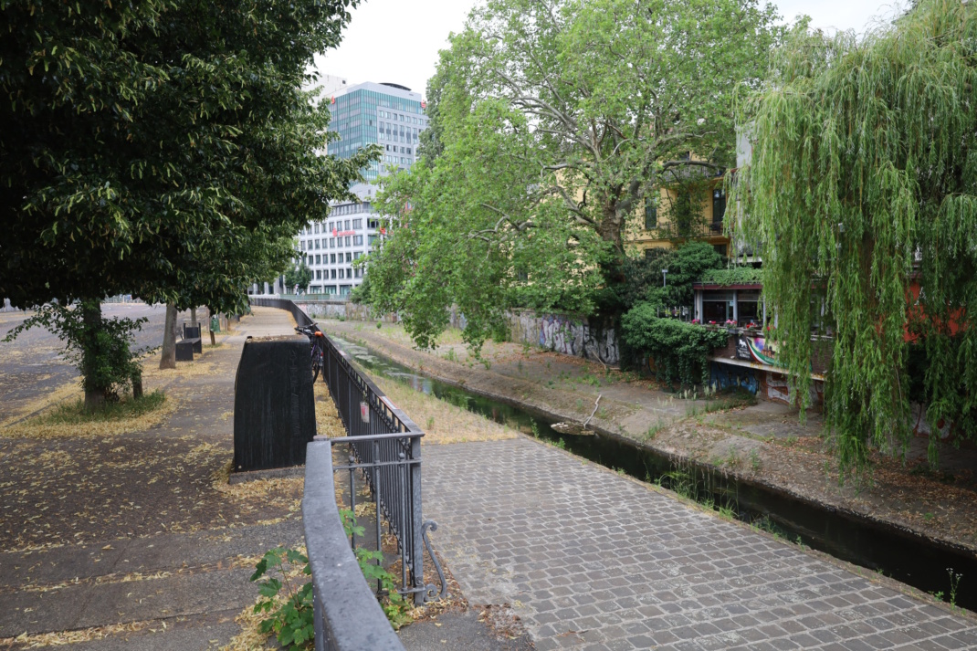 Die Parthe an der Pfaffendorfer Straße mit dem Gedenkstein (links).