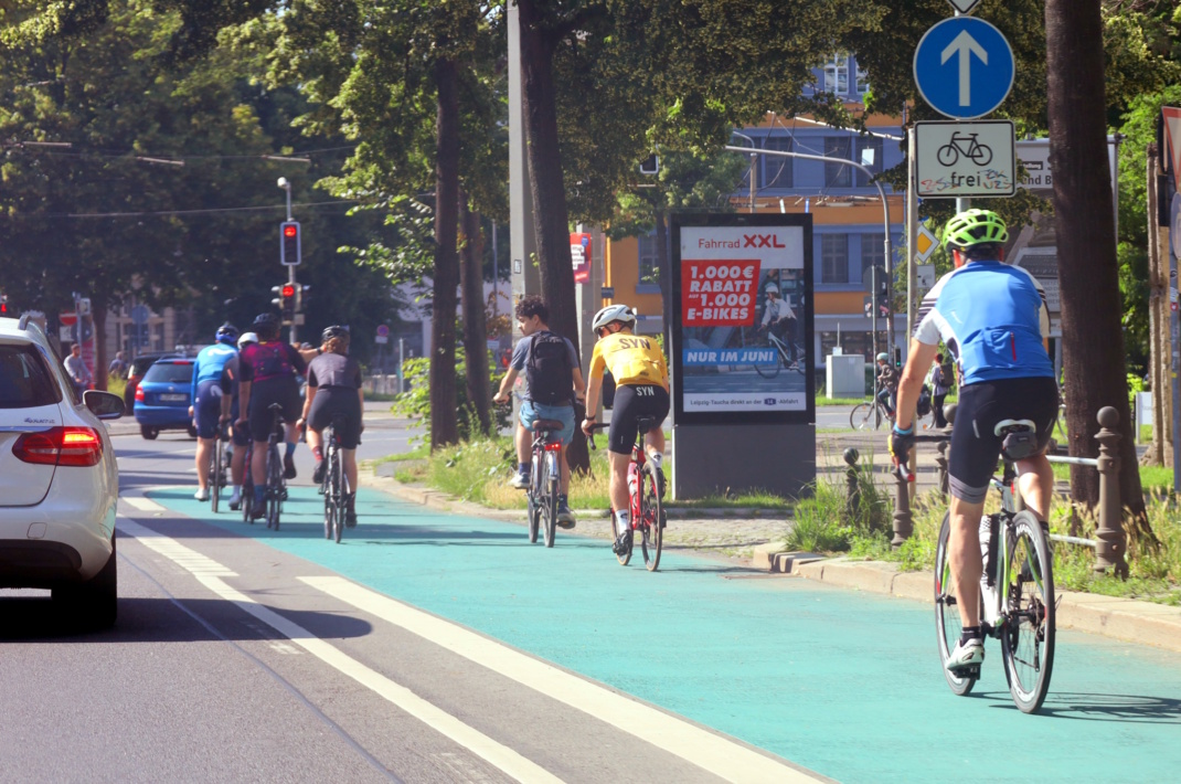 Radfahrer auf dem grün markierten Radstreifen am Dittrichring.