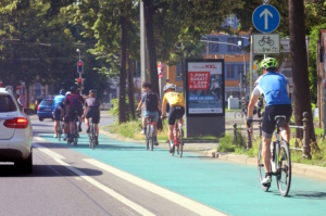Radfahrer auf dem grün markierten Radstreifen am Dittrichring.