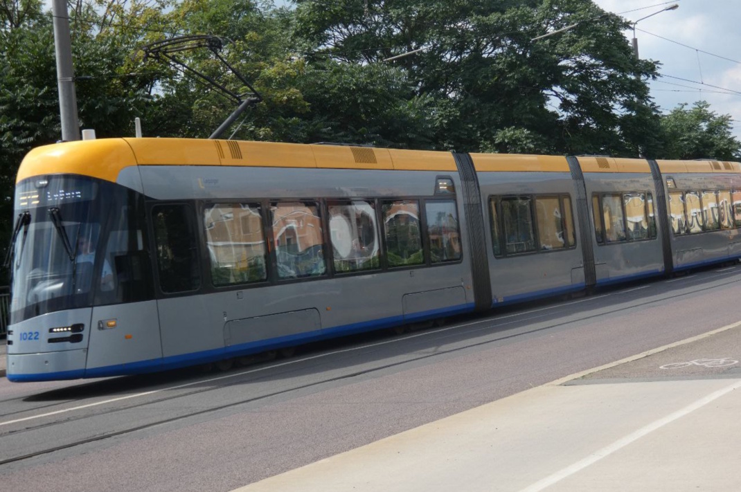 Straßenbahn der LVB unterwegs.