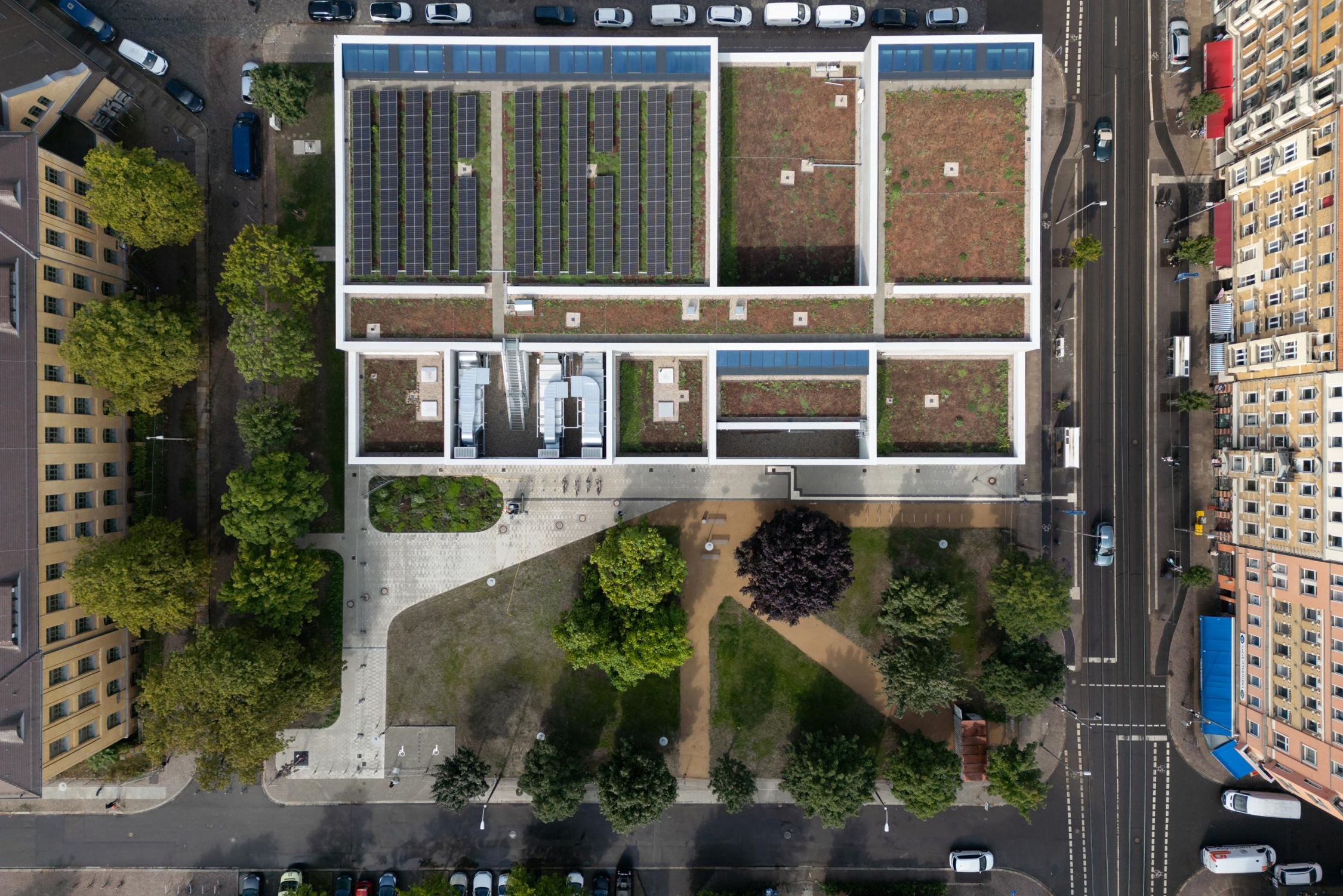 Das Sportbad am Rabet setzt in Sachen Nachhaltigkeit Zeichen: Auf dem Dach befinden sich ein Gründach und eine PV-Anlage. Foto: Leipziger Gruppe