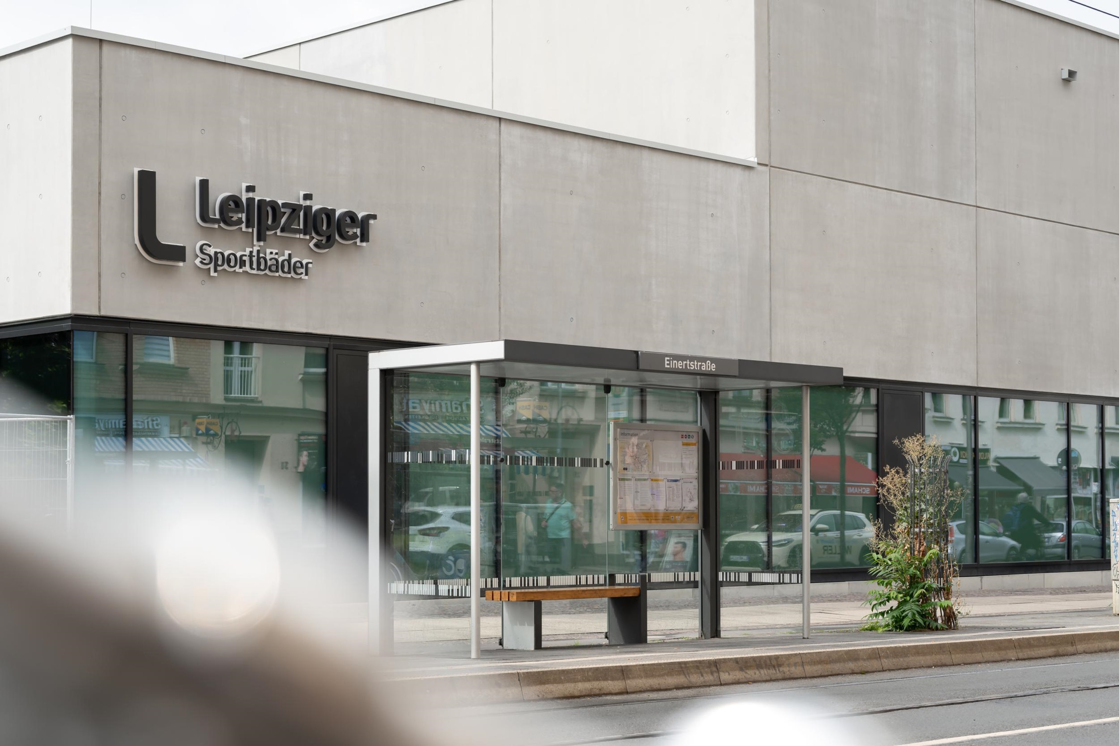 Das Sportbad am Rabet befindet sich in der Eisenbahnstraße direkt an der Haltestelle Einertstraße. Foto: Leipziger Gruppe