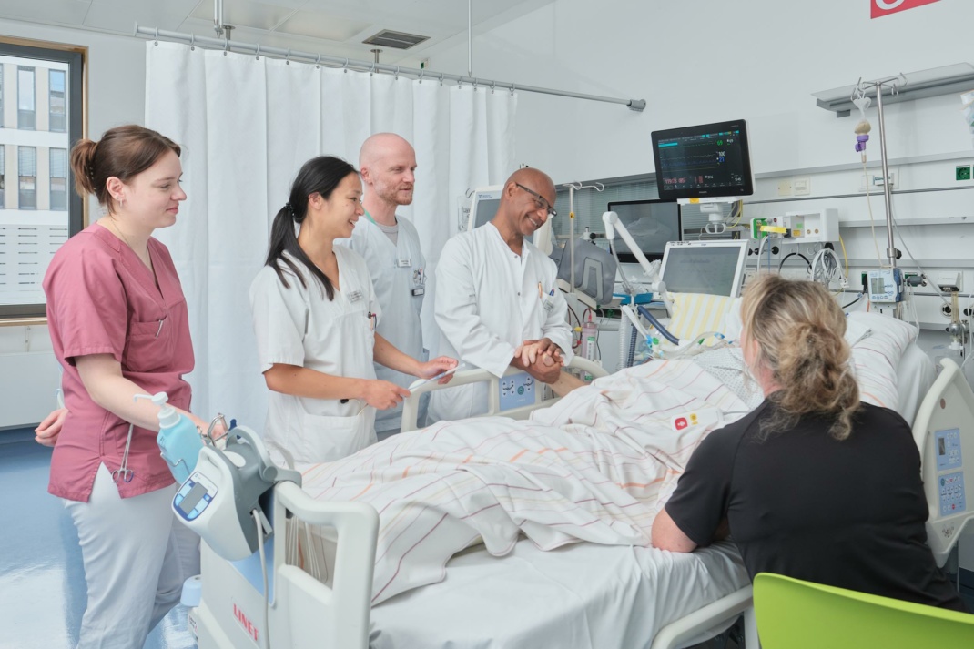 Intensivmedizin ist Teamarbeit: Krankenpflegerin Pia Lehmeyer, Assistenzärztin Dr. Lysann Schulz, Facharzt Robert Scharm und Prof. Dr. Sirak Petros, Leiter Interdisziplinäre Internistische Intensivmedizin, am Bett eines Patienten. (v.l.n.r.) Bild: UKL/Rico Thumser