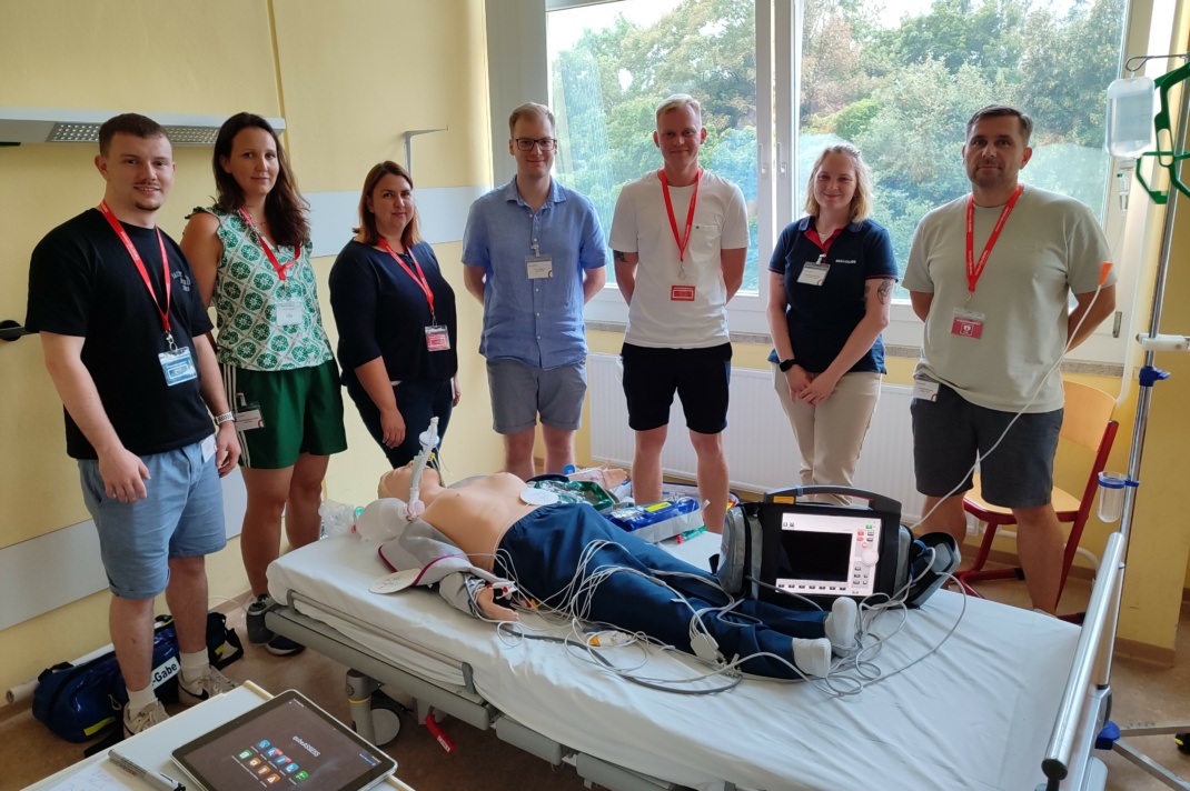 BU: Abschlussfoto: Tim Rudolf, Turid Franziska Ebbinghaus-Holst (KAIS), Andrea Schneemilch (Gesundheitsakademie), Eric Aulinger (KAIS), Jakob Bischoff, Jacqueline Zacharias (Skillqube), Ronny Nordmann (Gesundheitsakademie) (v.l.n.r.).