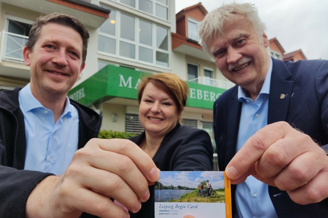 (v.l.): Daniel Strobel (Bürgermeister der Gemeinde Großpösna), Ivonne Hauschild (Geschäftsführerin des Markkleeberger Hofs in Markkleeberg) und Karsten Schütze (Oberbürgermeister der Stadt Markkleeberg). Quelle: Stadtverwaltung Markkleeberg).