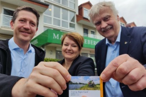 (v.l.): Daniel Strobel (Bürgermeister der Gemeinde Großpösna), Ivonne Hauschild (Geschäftsführerin des Markkleeberger Hofs in Markkleeberg) und Karsten Schütze (Oberbürgermeister der Stadt Markkleeberg). Quelle: Stadtverwaltung Markkleeberg).
