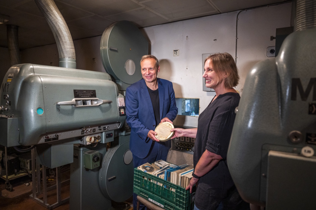 Enrico Lübbe (Intendant des Schauspiel Leipzig), Meike Weimann (Sachgebietsleiterin AV-Medien im Sächsischen Staatsarchiv) im Projektorenraum. Foto: Rolf Arnold