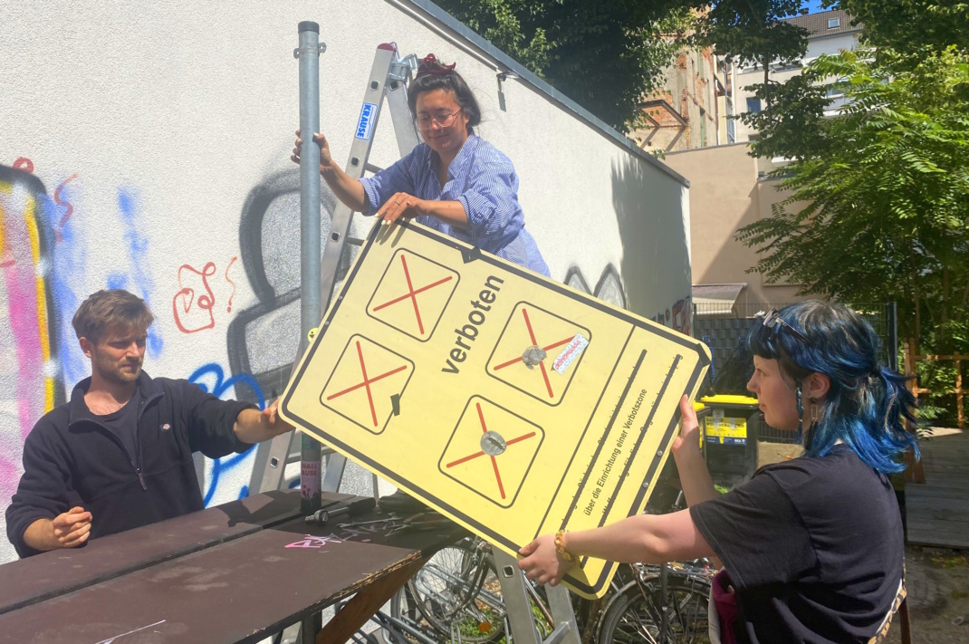 Die Abnahme der Verboten-Schilder vor dem Ost-Passage Theater.