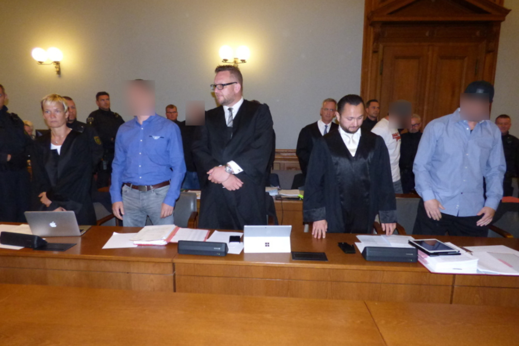 Angeklagte mit Anwälten. Foto: LZ