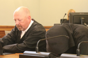 Angeklagter mit Anwalt.