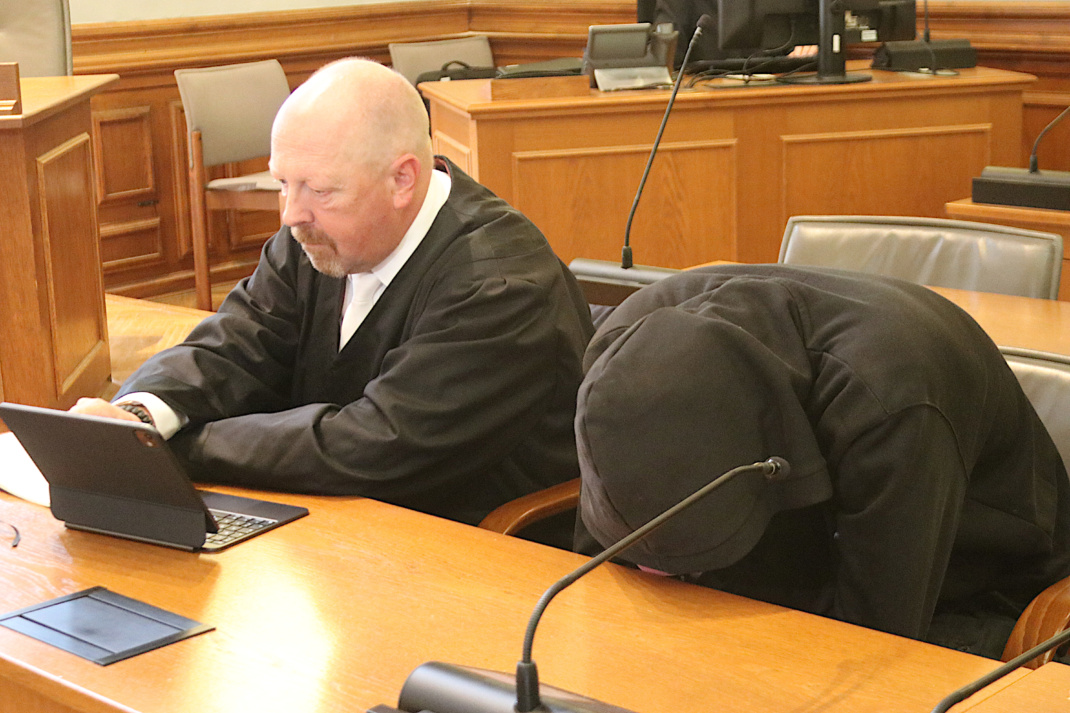 Angeklagter mit Anwalt.