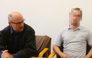 Angeklagter sitzt neben seinem Anwalt im Gerichtssaal.