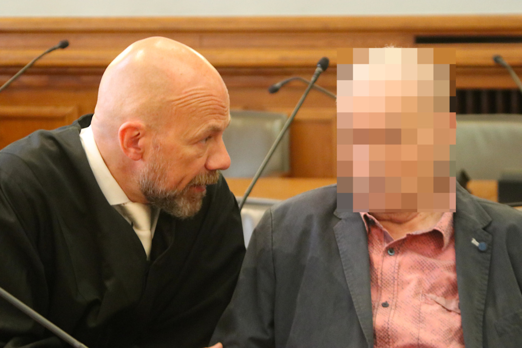 Angeklagter mit seinem Anwalt.