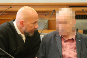 Angeklagter mit seinem Anwalt.