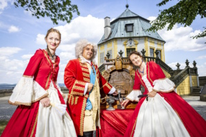 Personen in historischer Tracht.