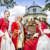 Personen in historischer Tracht.