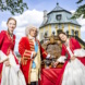 Personen in historischer Tracht.