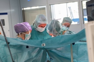 Operationen von Lungentumoren, wie hier vom Team um Prof. Steinert durchgeführt, sind ein wichtiger Bestandteil der Arbeit im Lungenkrebszentrum des UKL. Bild: UKL/Stefan Straube