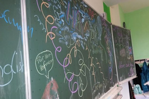 Klassenraum, bemalte Tafel.