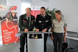 Landesforstpräsident Utz Hempfling, Gunnar Ullmann, Präsident des Sächsischen Landesfeuerwehrverbandes und Katrin Müller, Abteilungsleiterin Sachsenforst - Obere Forst- und Jagdbehörde, Naturschutz im Wald (v.l.n.r.) © Constanze Müller, Landesfeuerwehrverband Sachsen e.V.
