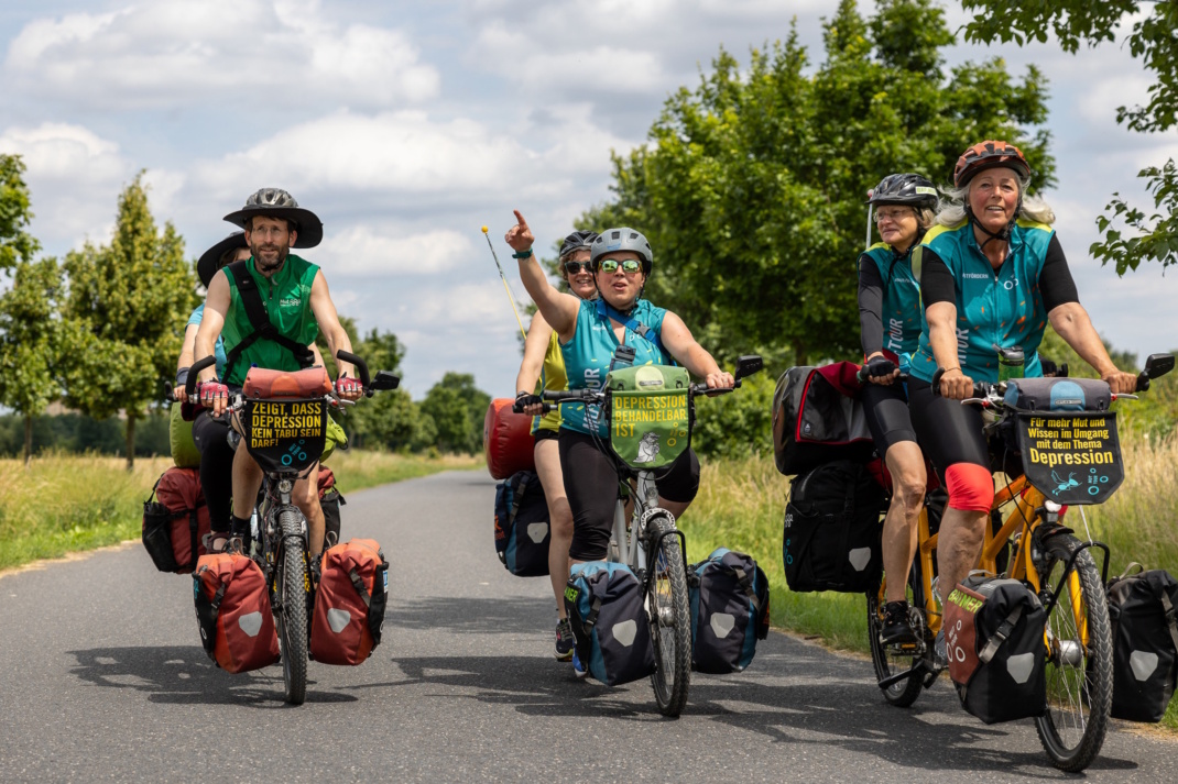 Menschen auf Fahrrädern.