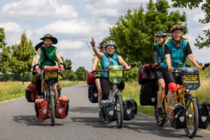 Menschen auf Fahrrädern.