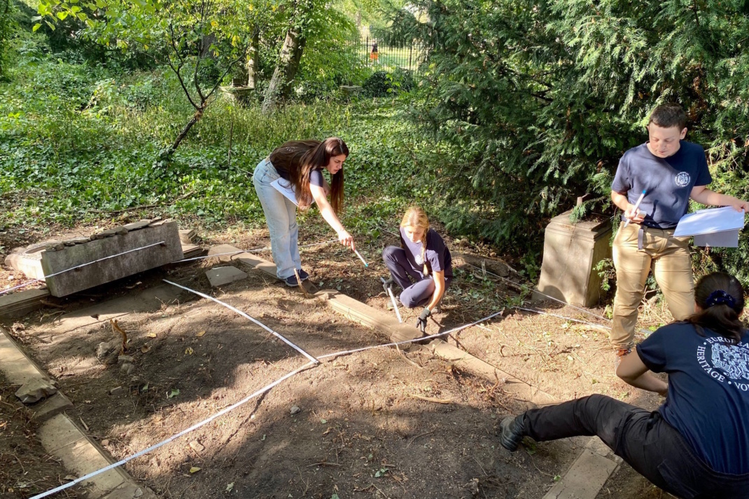 Volunteers beim Vermessen des Grabes von Immanuel Christian Leberecht von Ampach. Foto: Vereinigte Domstifter
