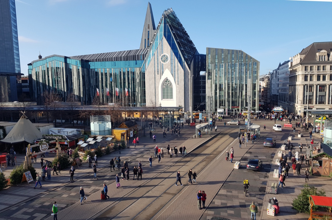 Blick auf die Straßenbahnhaltestelle auf dem Augustusplatz.