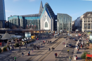 Blick auf die Straßenbahnhaltestelle auf dem Augustusplatz.