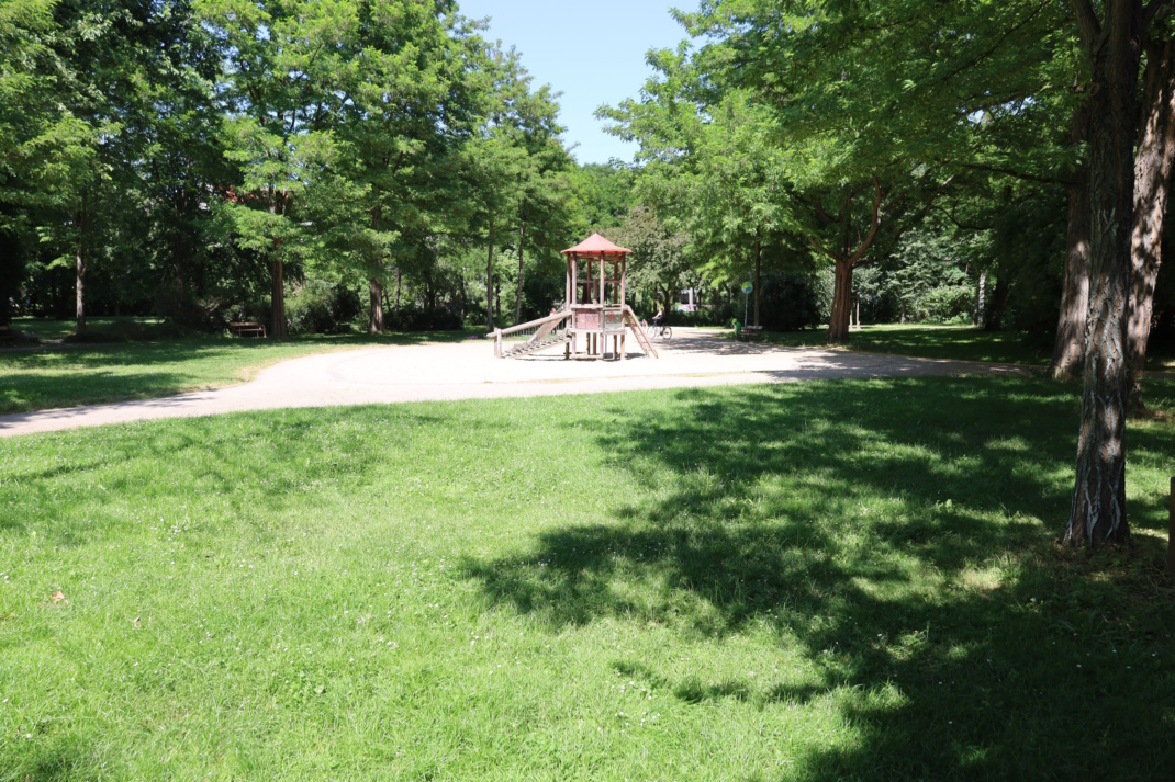 Spielplatz in einem Park.