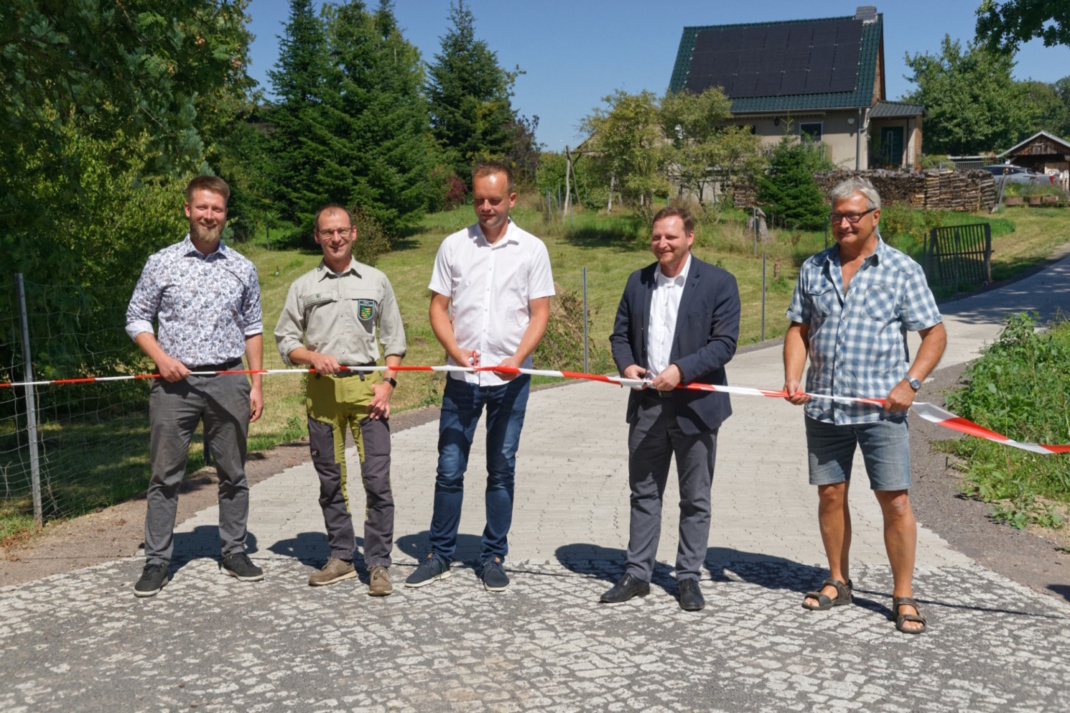Banddurchschnitt für den Waldweg I und II im Forst Colditz: D. Linke (Stellv. Vorstandsvorsitzender), M. Stahn (Vorstandsmitglied und Vertreter Sachsenforst); M. Buchholz (Vorstandsvorsitzender), R. Zillmann (Bürgermeister Colditz) und Herr Ziegner (Vorstandsmitglied und ansässiger Landwirt). Foto: Landratsamt Landkreis Leipzig