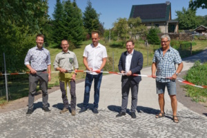 Banddurchschnitt für den Waldweg I und II im Forst Colditz: D. Linke (Stellv. Vorstandsvorsitzender), M. Stahn (Vorstandsmitglied und Vertreter Sachsenforst); M. Buchholz (Vorstandsvorsitzender), R. Zillmann (Bürgermeister Colditz) und Herr Ziegner (Vorstandsmitglied und ansässiger Landwirt). Foto: Landratsamt Landkreis Leipzig