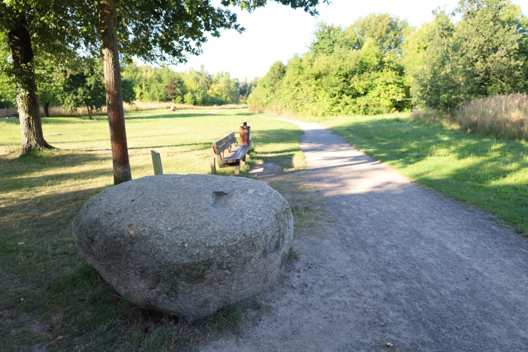 Ein zweiter Findling am Rietzschke-Wanderweg.