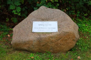 Findling an der verlängerten Virchowstraße: Erinnerung an Wolfgang Grundmann.