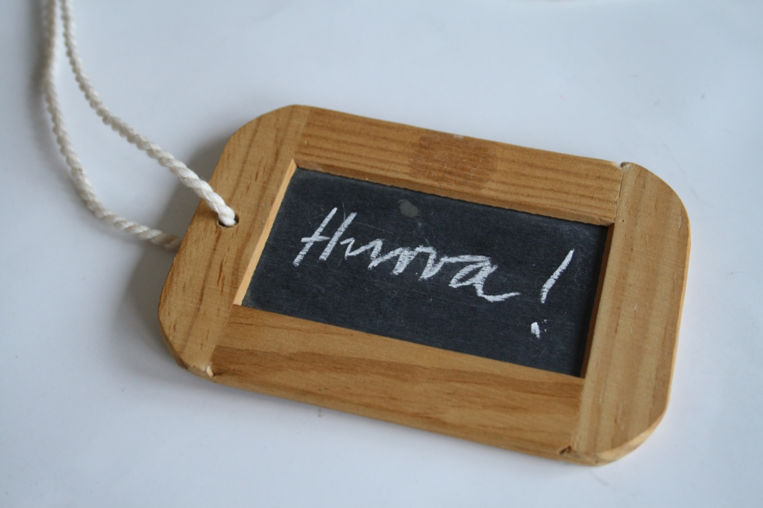 Anhänger mit Aufschrift.