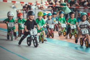 Kindernachtrennen auf der Radrennbahn. Foto: SC DHfK Leipzig
