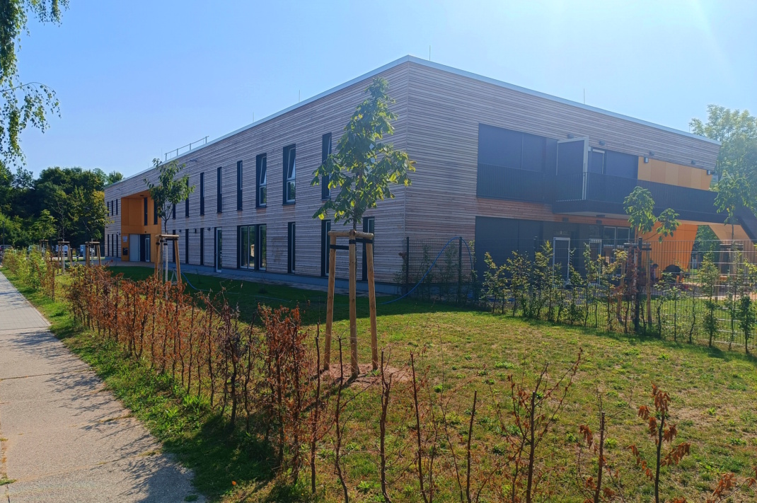 Die in Holzbauweise neu erbaute Kita in der Kändlerstraße, Außenaufnahme.