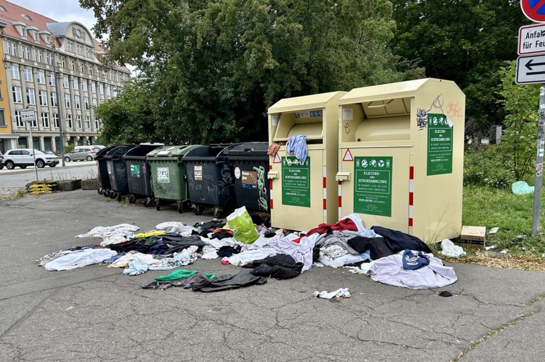Altkleider-Chaos am Textilien-Container. Foto: Michael Freitag