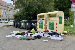 Altkleider-Chaos am Textilien-Container. Foto: Michael Freitag