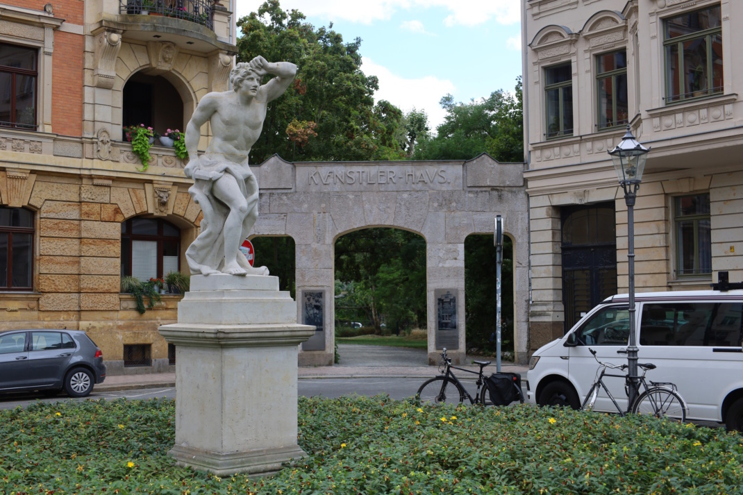 Blick über den Nikischplatz zum Portal des einstigen Künstlerhauses.