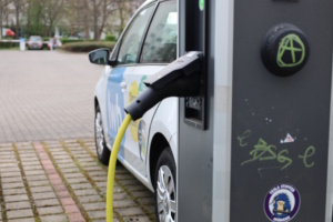 PKW wird an E-Station aufgeladen.