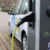 PKW wird an E-Station aufgeladen.