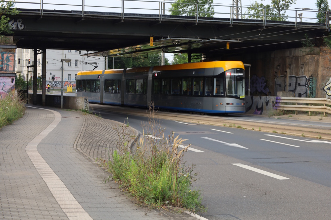 Die Straßenbahn der Linie 16 unter der Eisenbahnüberführung über die Delitzscher Landstraße.