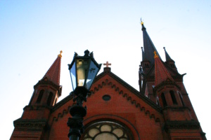 Die Heilig-Kreuz-Kirche auf dem Neustädter Markt. Foto: Ralf Julke