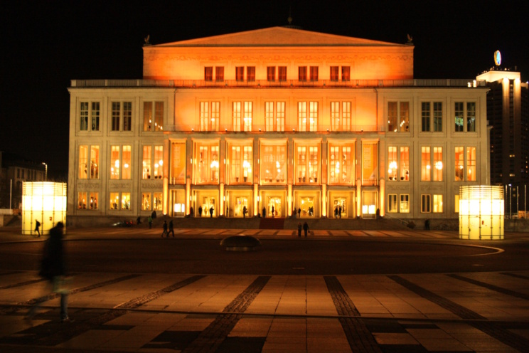 Nächtlich beleuchtetes Opernhaus Leipzig.
