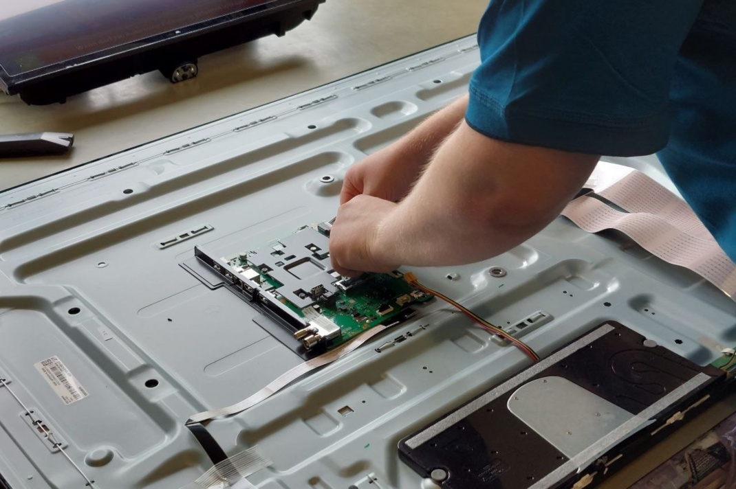 Bauteil mit Schaltfläche, welches repariert wird.