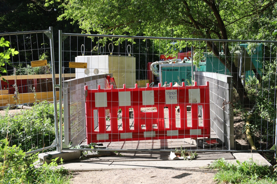 Die gesperrte Brücke über die Nördliche Rietzschke an der verlängerten Virchowstraße.