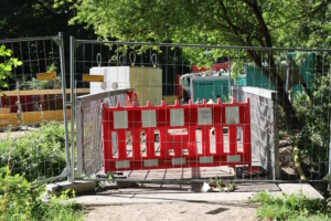 Die gesperrte Brücke über die Nördliche Rietzschke an der verlängerten Virchowstraße.