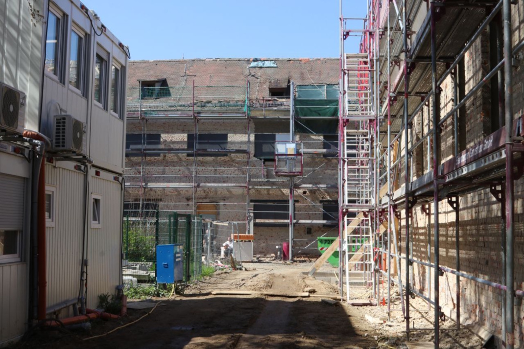 Die Heinrich-Mann-Schule gehört zu den Leipziger Schulen, die schon saniert werden konnten. Archivfoto: Sabine Eicker
